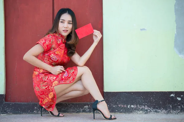 祝您新年快乐 穿着红色信封的传统旗袍的亚洲妇女 — 图库照片