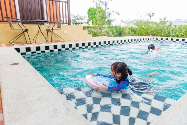 Маленькі Дівчата Які Плавають Басейні Вони Такі Щасливі — стокове фото