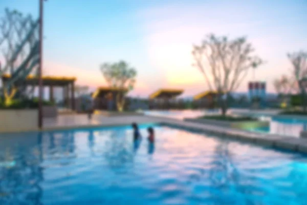 Verschwommenheit Von Kindern Schwimmbad Mit Wache Bei Sonnenuntergang — Stockfoto