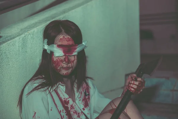 閉じる女性は血と白いシャツを着て 彼女は手斧を持っています ホラー映画のコンセプト タイの人々 — ストック写真