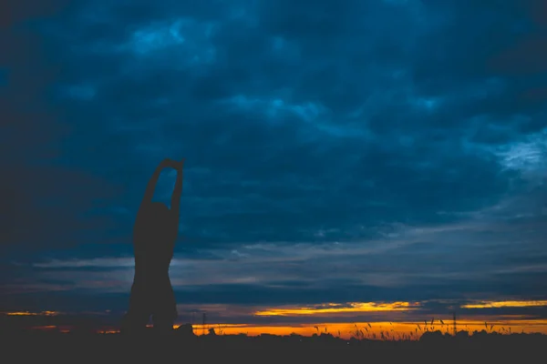 Silhouette Einer Fitten Frau Spielt Yoga Bei Sonnenuntergang — Stockfoto