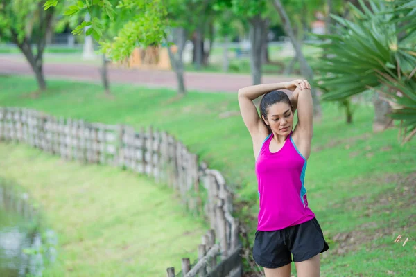 Asiatische Sportliche Frau Streckt Körper Atmet Frische Luft Park Thailänder — Stockfoto