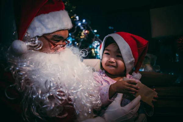 Happy Santa Clausule Met Klein Meisje Kerstmis Achtergrond Versieren Thailand — Stockfoto