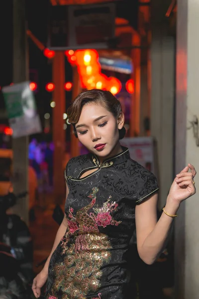 夜のダウンタウンのシーンの歩道上の黒のドレスでアジアの女性の肖像画 女の子の通りのスタイルを閉じます — ストック写真