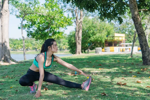 仕事の前に暖かくアジアのスリムな女性 人生のためのスリムな女の子の運動 タイの人々 ジョギング前に体を伸ばす — ストック写真