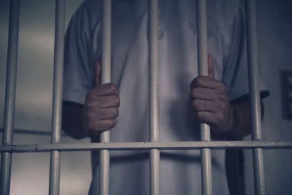 Manos Hombre Desesperadas Por Atrapar Prisión Hierro Concepto Prisionero Gente — Foto de Stock
