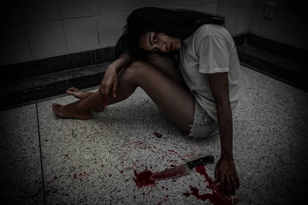 美丽的亚洲女人手里拿着刀 谋杀的概念 身上沾满鲜血 — 图库照片