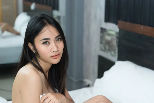 Portret Azjatyckiej Seksownej Kobiety Łóżku — Zdjęcie stockowe