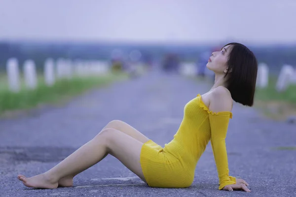 Portret Pięknej Azjatki Żółtej Sukience Polu Tajlandia Ludzie — Zdjęcie stockowe