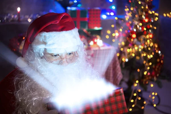 Santa Claus Sosteniendo Fuegos Artificiales Para Jugar Concepto Feliz Navidad —  Fotos de Stock