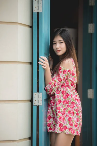 Πορτρέτο Του Όμορφη Ασιατική Chic Κορίτσι Θέτουν Για Τραβήξετε Μια — Φωτογραφία Αρχείου