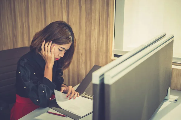 事務所でストレスを抱えて働くアジア人女性 — ストック写真