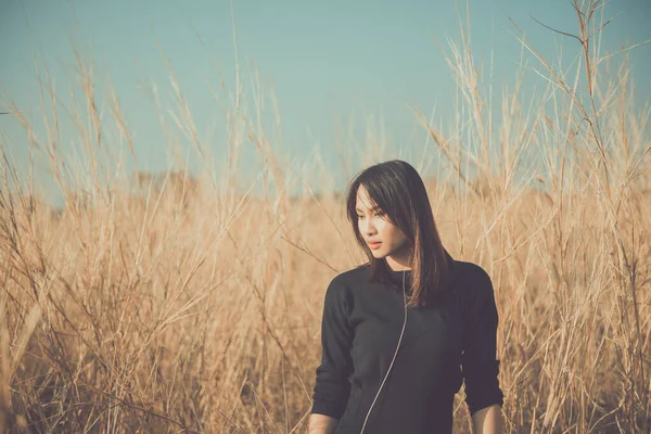 Close Sad Beautiful Asian Woman Unrequire Love Grass Flowers Field — ストック写真