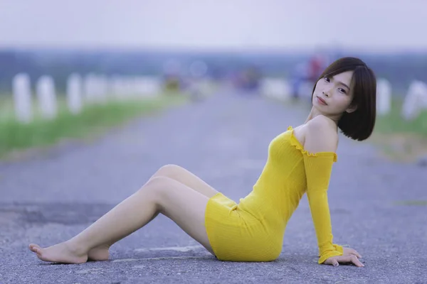 Portrét Krásné Asijské Ženy Nosit Žluté Šaty Poli Thajsko Lidé — Stock fotografie