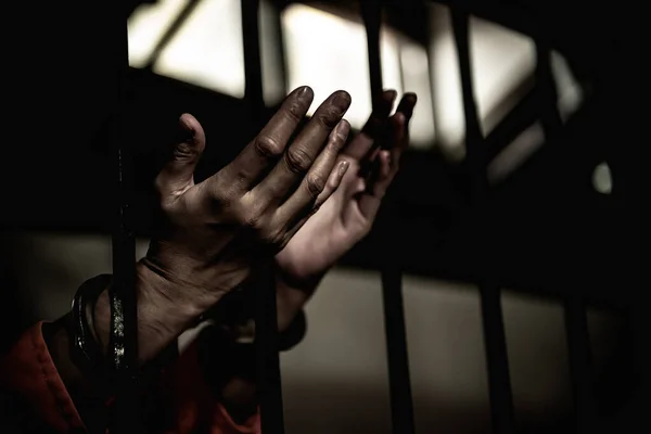 Handen Van Een Vrouw Wanhopig Zoek Naar Ijzeren Gevangenis Gevangene — Stockfoto