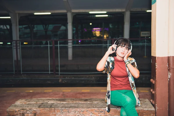 Asiatico Hipster Ragazza Posa Ferrovia Stile Vintage Foto — Foto Stock