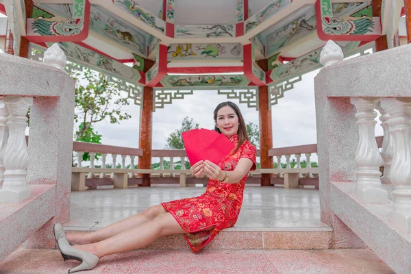 Tahun Baru Cina Bahagia Wanita Asia Mengenakan Pakaian Tradisional Cheongsam — Stok Foto