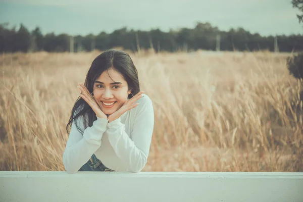 Feliz Mulher Asiática Com Belo Stand Cerca Campo Estilo Vida — Fotografia de Stock