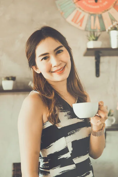 Asiatisk Vacker Kvinna Dricka Varmt Kaffe Med Sött Leende Caféet — Stockfoto