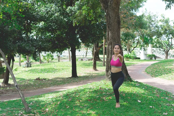 Chica Delgada Jugar Yoga Césped Parque Relajarse Matices Asiático Chicas —  Fotos de Stock