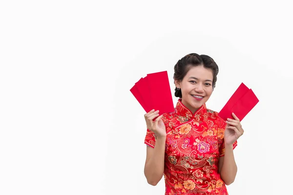 赤い封筒を手にポーズをとるアジアの女性 幸せな中国の新年のコンセプト — ストック写真