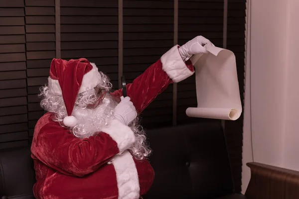 Санта Клаус Использует Увеличительное Стекло Посмотреть Адрес Детей Принести Подарки — стоковое фото