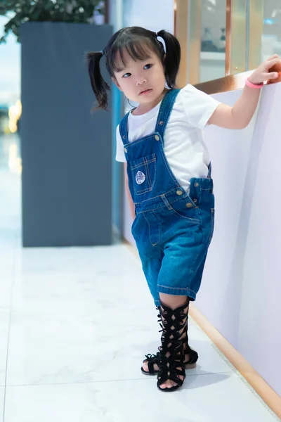 Retrato Menina Asiática Pose Para Tirar Uma Foto Tailândia Pessoas — Fotografia de Stock