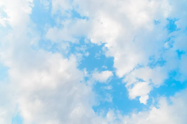 Білі Пухнасті Хмари Фоні Блакитного Неба — стокове фото