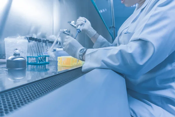 Laboratuvarda çalışan Asyalı bilim adamını kapatın, müşteri için deneyler yapın, formül kullanın.