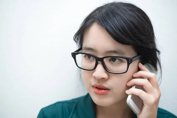 Closeup Thai Γυναίκα Χρησιμοποιούν Smartphone Λευκό Τοίχο Ασιατικό Κορίτσι Τηλέφωνο — Φωτογραφία Αρχείου