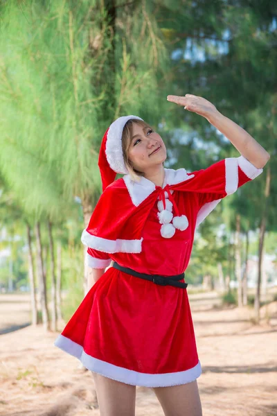 Mooie Jonge Aziatische Vrouw Santa Claus Kleding Buiten — Stockfoto