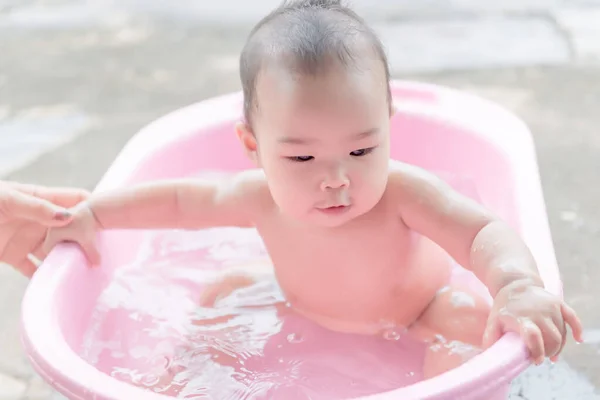 Malá Holka Koupe Doma Asijské Dítě Oslava Čas Thajsko Lidé — Stock fotografie
