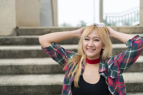 Ασιατική Hipsters Κορίτσι Ποζάρουν Για Τραβήξετε Μια Φωτογραφία Στο Φράχτη — Φωτογραφία Αρχείου
