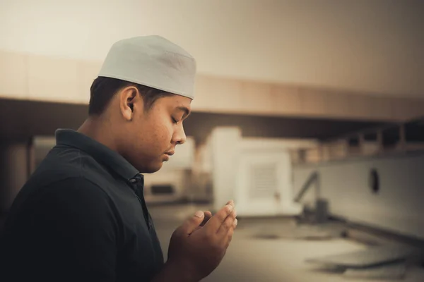 Young Asian Muslim Man Praying Sunset Ramadan Festival Concept — Fotografia de Stock