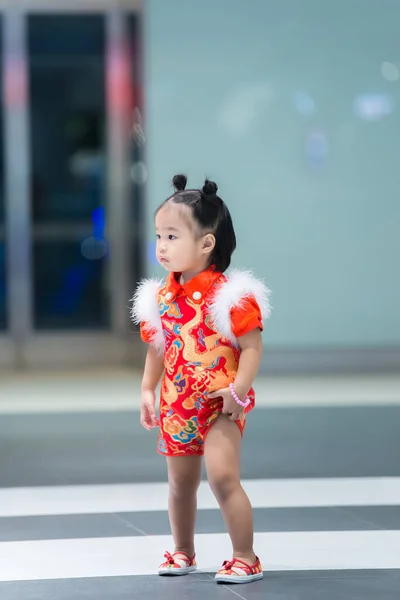 Retrato Niña Linda Mujer Asiática Vestido Cheongsam Tailandia Personas Concepto — Foto de Stock