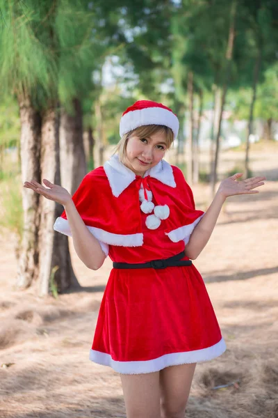 Bonita Jovem Mulher Asiática Santa Claus Roupas Livre — Fotografia de Stock