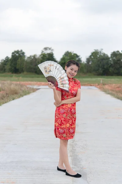 Retrato Mujer Asiática Usar Sombrero Bambú Con Ventilador Las Manos — Foto de Stock