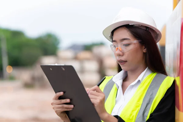 Asiatischer Ingenieur Der Auf Der Baustelle Eines Großen Bauprojekts Arbeitet — Stockfoto