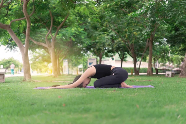 Slim Flicka Spela Yoga Gräsmattan Parken Koppla Framtiden Asiatiska Flickor — Stockfoto