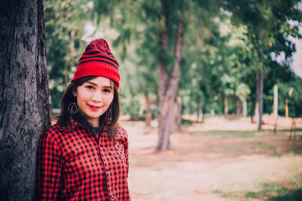 Retrato Ásia Hipster Menina Floresta Fundo — Fotografia de Stock