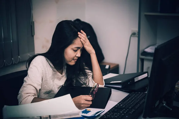 Ung Affärskvinna Stressad Från Arbete Överbelastning Arbetet Ämbetet — Stockfoto