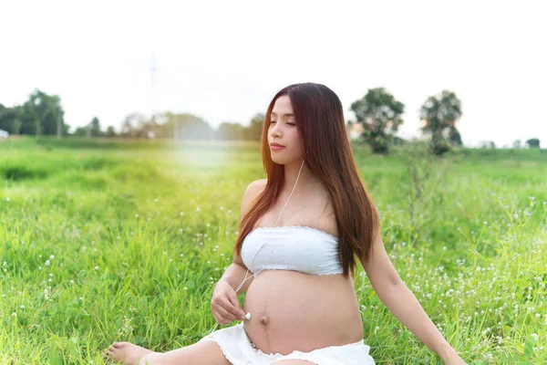 Kobieta Ciąży Trawie — Zdjęcie stockowe