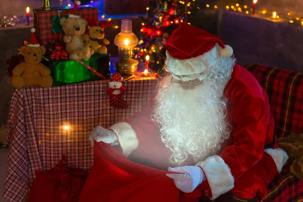 Santa Claus Saco Rojo Abierto Para Buscar Concepto Feliz Navidad —  Fotos de Stock