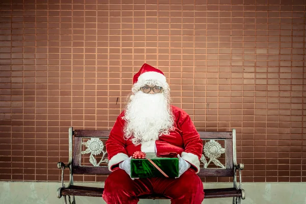 Santa Claus Con Caja Regalo Concepto Feliz Navidad —  Fotos de Stock