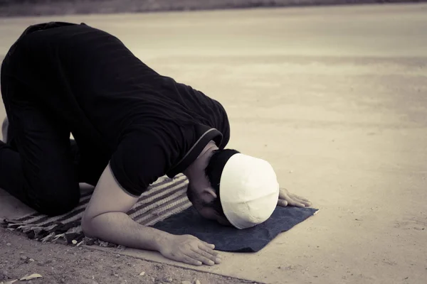 Silhueta Jovem Ásia Muçulmano Homem Orando Por Sol Ramadã Festival — Fotografia de Stock