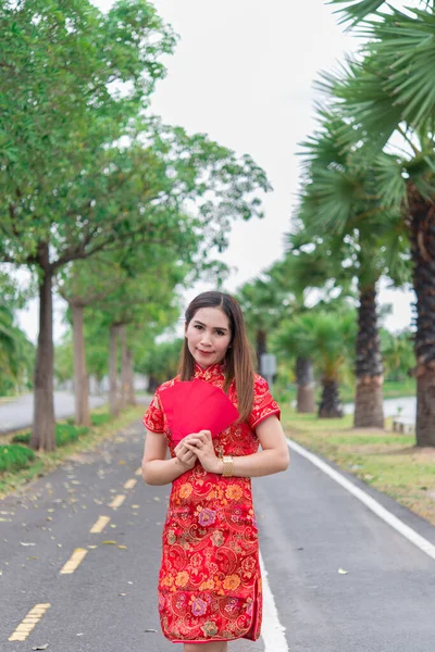 幸せな中国の新年 伝統的な清サムの服を着てアジアの女性の肖像画屋外 — ストック写真