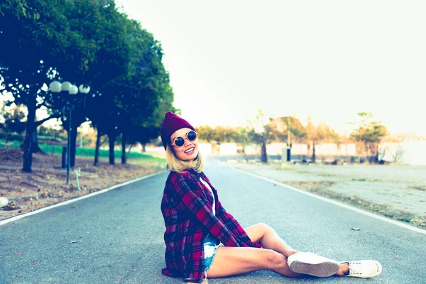 Ásia Hipster Menina Pose Para Tomar Foto Vintage Estilo — Fotografia de Stock