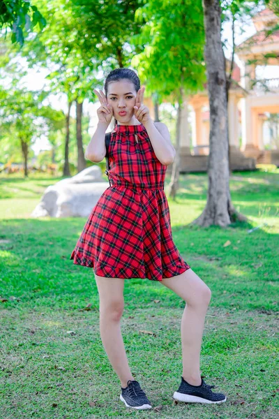 Potret Gadis Muda Asia Dengan Gaun Merah Dengan Tas Menunjukkan — Stok Foto