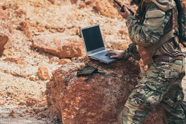 砂漠での戦争のための特殊部隊の兵士 タイの人々 陸軍兵士は衛星で地図を見るためにノートパソコンを使用 軍事作戦中の通信のためのラジオを使用してください — ストック写真