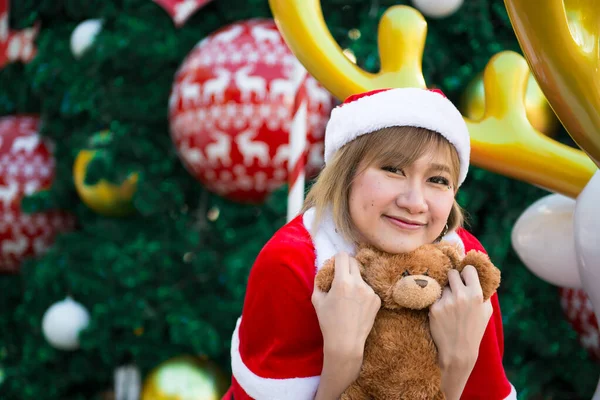 Bella Giovane Donna Asiatica Vestiti Babbo Natale Con Orsacchiotto Bambola — Foto Stock